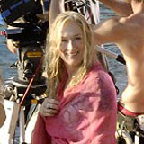 Η Μέριλ Στριπ στο ρόλο της Ντόνας. Κάντε κλικ εδώ να δείτε φωτογραφίες από τα γυρίσματα στην παραλία ΚΑΣΤΑΝΙ...