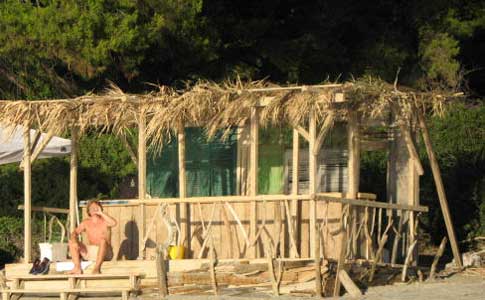 Το ταβερνάκι της Ντόνας στην παραλία ΚΑΣΤΑΝΙ της Σκοπέλου.
