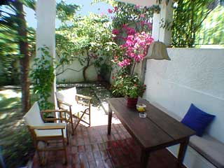 Rekkas' Apartment : Shaded patio in garden with dinner table