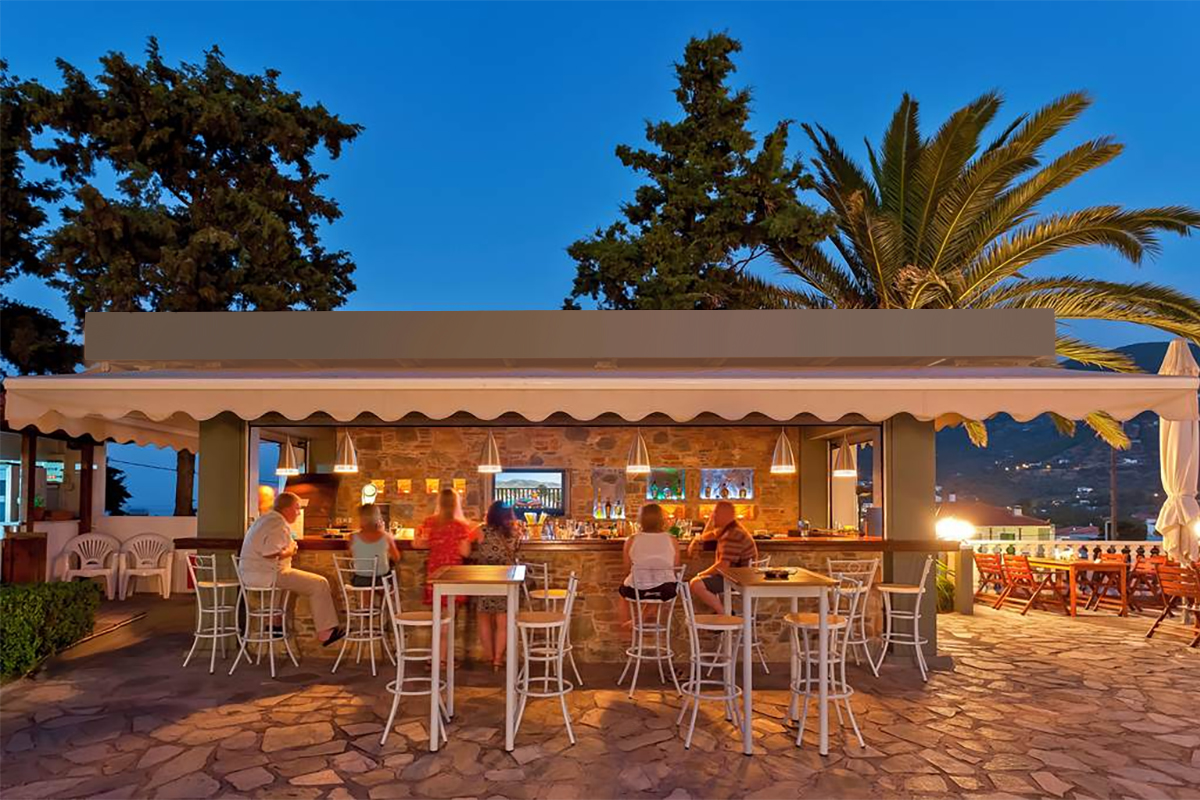 Access to neighbouring hotel snack-bar facilities. Lookout Studio in Skopelos