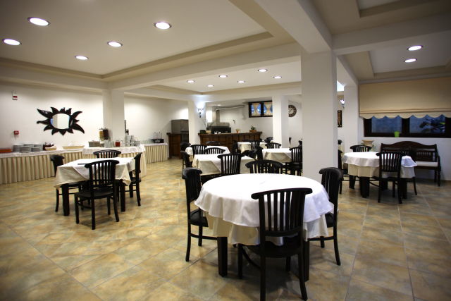 Click for a SLIDESHOW of the breakfast lounge.